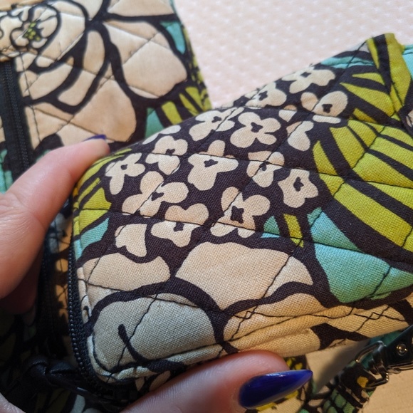Sold Vera Bradley small clutch/wallet and wristlet - Picture 4 of 7